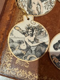 Image 5 of 7 »boules » de Noël « sphinges »