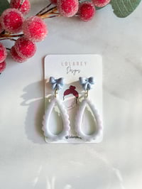 Image 1 of Blue Oval Scallop Bow