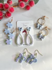 Image 3 of Blue Oval Scallop Bow