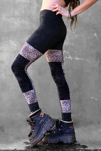Image 4 of TSURARA LEGGINGS | SUEDINE & LEOPARD VERSION