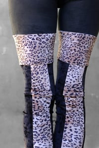 Image 6 of TSURARA LEGGINGS | SUEDINE & LEOPARD VERSION
