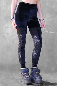 Image 3 of TSURARA LEGGINGS | VELVET &  SILVER PRINT VERSION