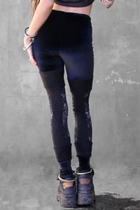 Image 7 of TSURARA LEGGINGS | VELVET &  SILVER PRINT VERSION