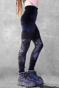 Image 4 of TSURARA LEGGINGS | VELVET &  SILVER PRINT VERSION