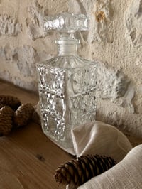Image 1 of Grande carafe ornée en verre