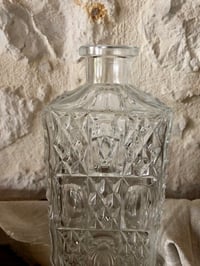 Image 9 of Grande carafe ornée en verre