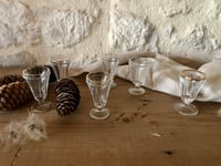 Image 1 of Petits verres à liqueurs anciens