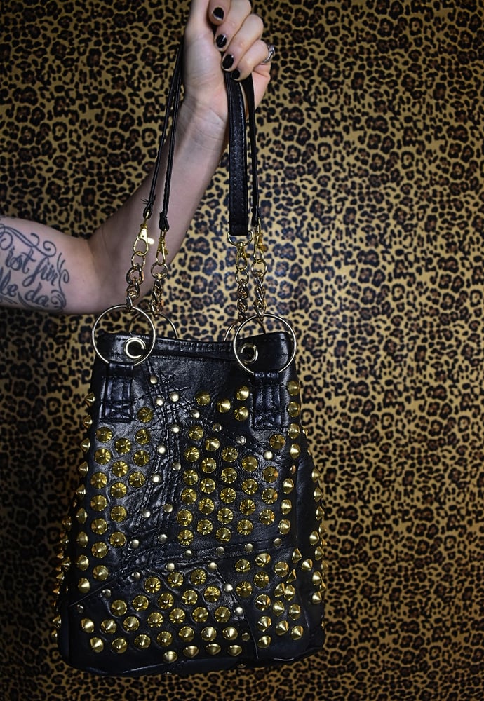 Image of GOLD LEATHER BUCKET BAG