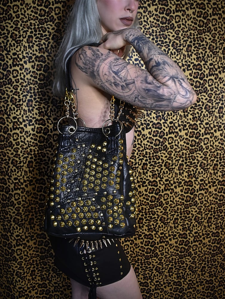 Image of GOLD LEATHER BUCKET BAG