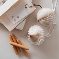 Image 2 of Ornement en papier 