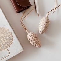 Image 1 of Suspension pomme de pin 