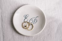 Image 1 of Porta Alianzas Personalizado de Cerámica con Iniciales