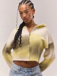 Image 4 of SKYNLYDRESS - Pull en tricot à capuche surdimensionné à fermeture éclair courte à travers l