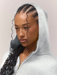 Image 3 of SKYNLYDRESS - Pull en tricot à capuche surdimensionné à fermeture éclair courte à travers l