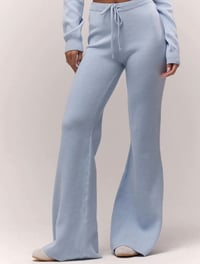 Image 4 of SKYNLYDRESS - Ensemble à col haut à manches longues en tricot et Pantalon taille Évasé 