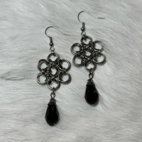 Flower chainmail earrings (black)