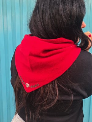 Pañuelo de lana bordado