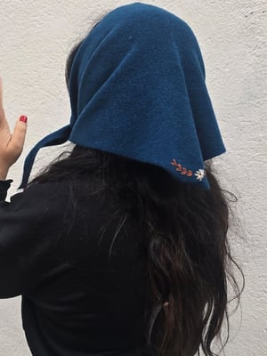 Pañuelo de lana bordado
