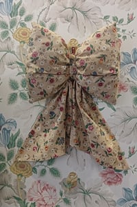 Image 2 of Noeud décoratif en tissu vintage fleuri 