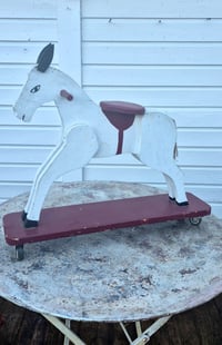 Image 2 of Cheval de bois ancien