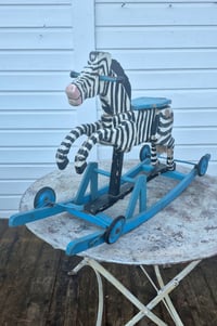 Image 1 of Ancien zèbre en bois à bascule