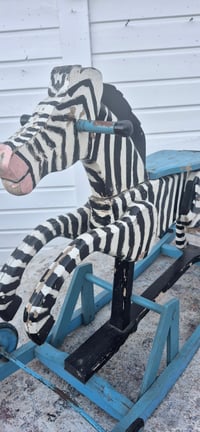 Image 6 of Ancien zèbre en bois à bascule