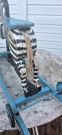 Image 7 of Ancien zèbre en bois à bascule