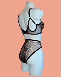 Image 4 of The FLOOZY wire free bra in leopard mesh