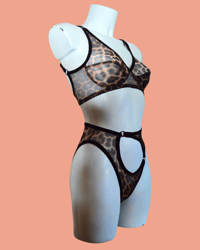 Image 5 of The FLOOZY wire free bra in leopard mesh