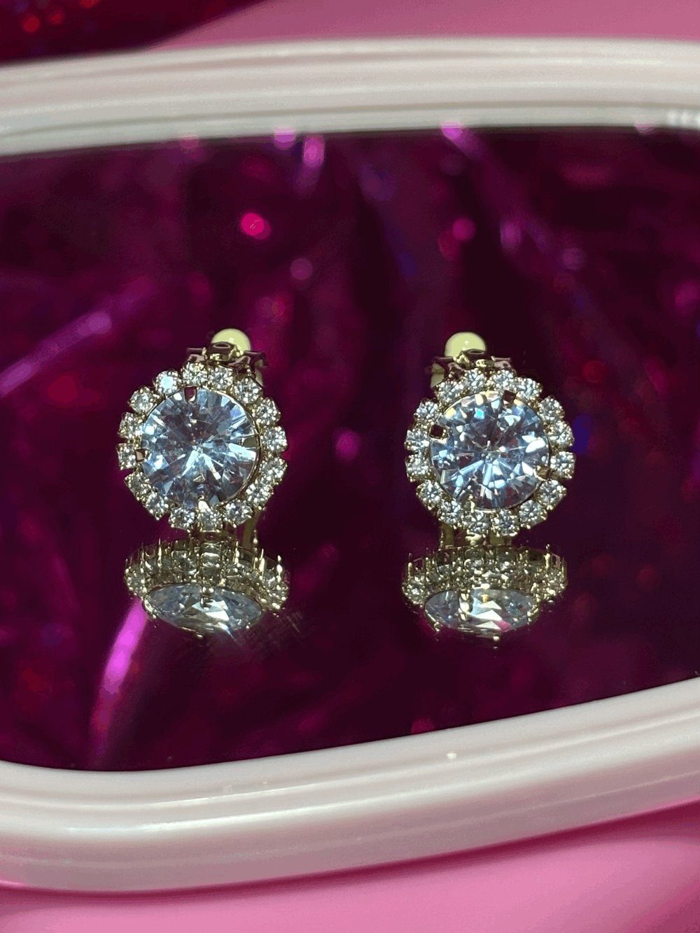 Image of (CLIP ON) Diamond earrings / Aritos Diamantes (CON CLIP)