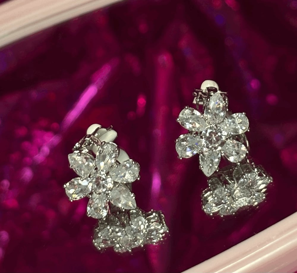 Image of (CLIP ON) Azalea Flower Earrings / Flor Azalea Aritos (CON CLIP)