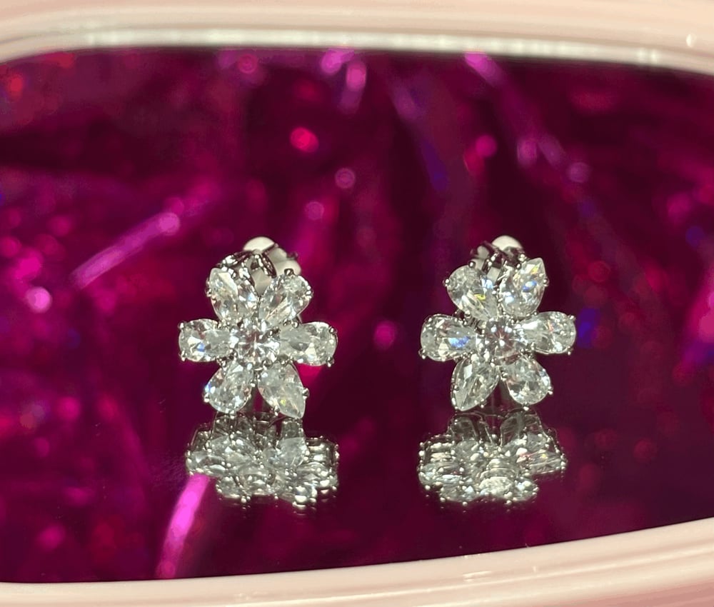 Image of (CLIP ON) Azalea Flower Earrings / Flor Azalea Aritos (CON CLIP)