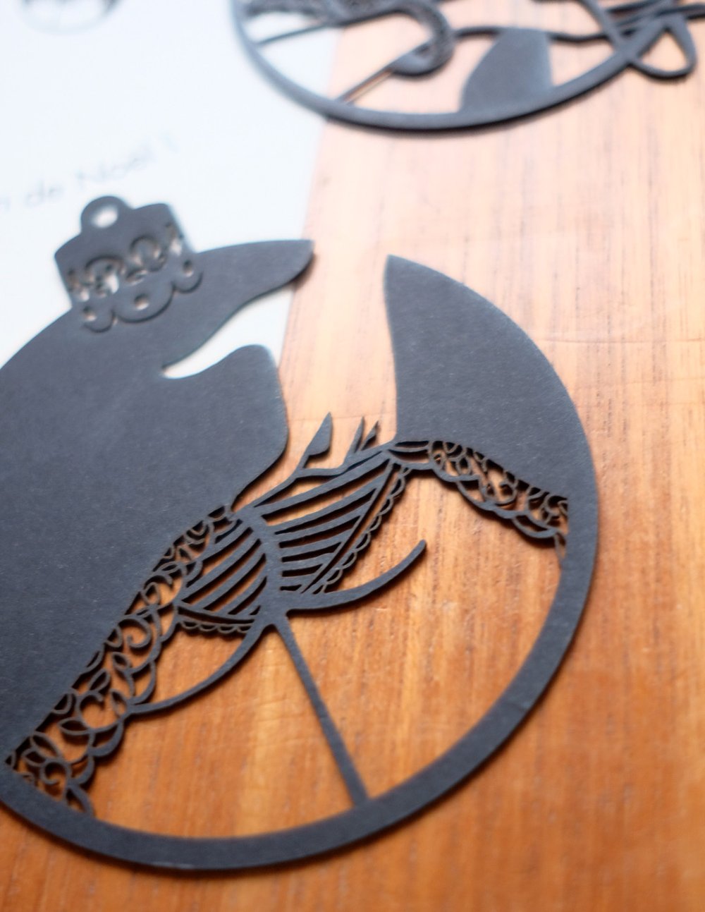 Image of "La Chair de Boules" boules de Noël en papier découpé