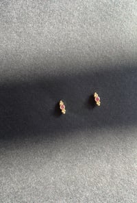 Image 3 of Boucles d'oreilles puces Dolly | Grenat rose