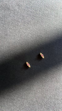 Image 1 of Boucles d'oreilles puces Dolly | Grenat rose
