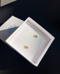 Image 2 of Boucles d'oreilles puces Dolly | Grenat rose