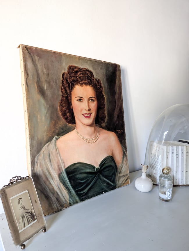 Huile sur toile. L’Élégante au collier de perles 