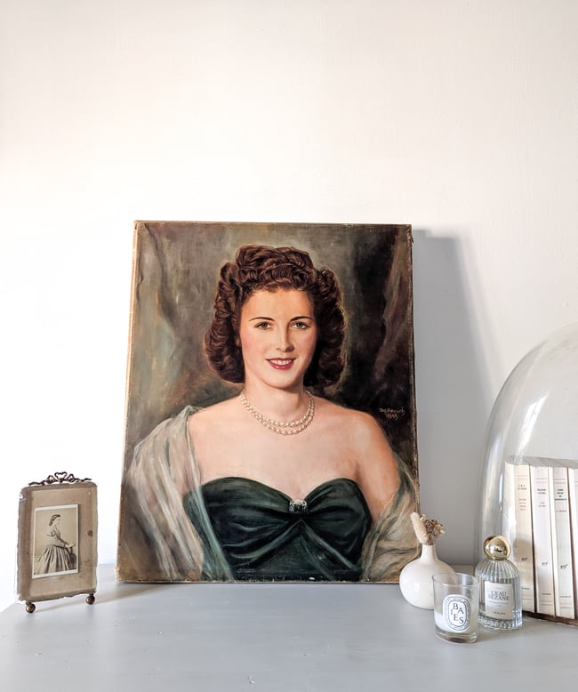 Huile sur toile. L’Élégante au collier de perles 