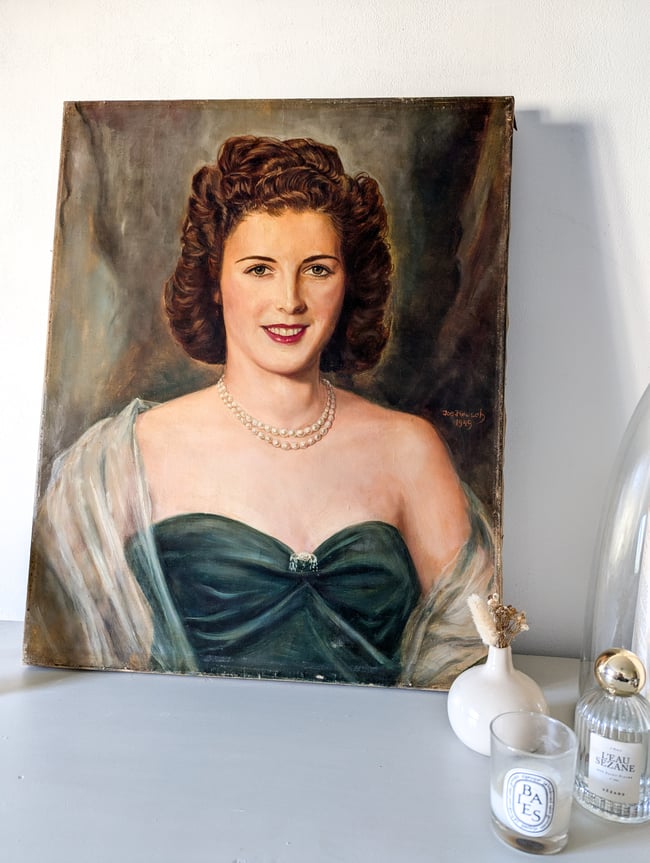 Huile sur toile. L’Élégante au collier de perles 