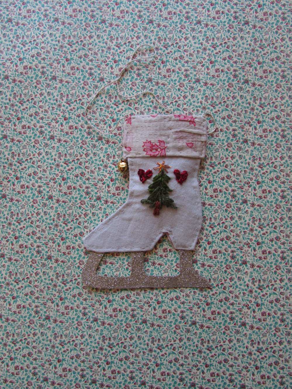 Image of Ice skate ornament with christmas tree