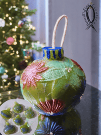 Image 1 of Ornament Bloom Candle w/mini ornament samples 9oz