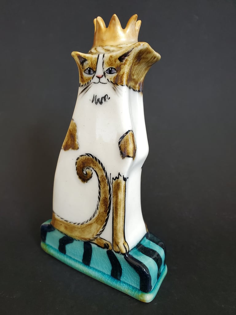 Brown and white moggy bud vase Image 5