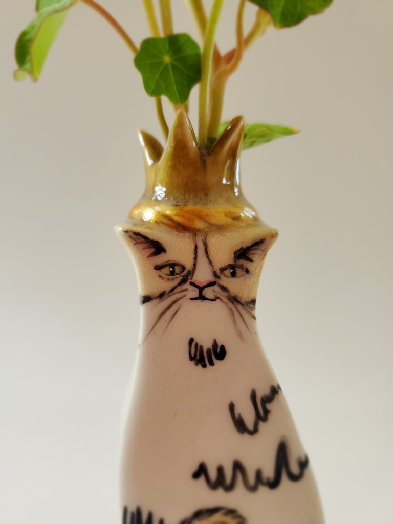 Fawn and white moggy bud vase
