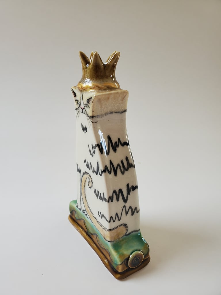 Fawn and white moggy bud vase Image 3