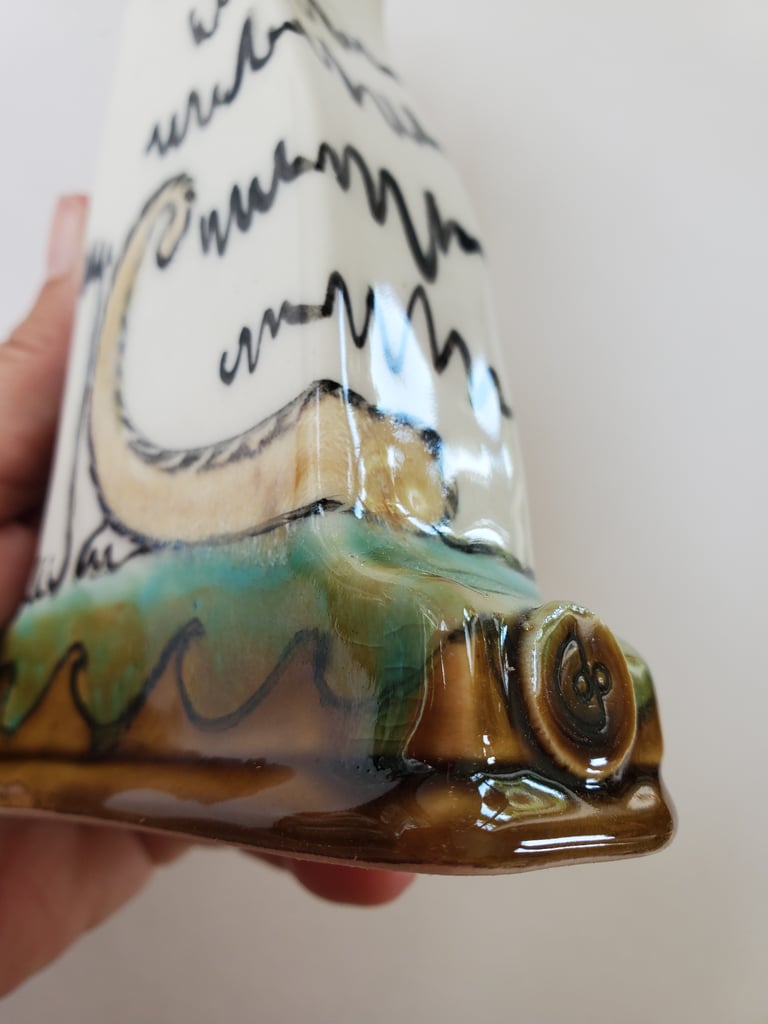 Fawn and white moggy bud vase Image 4