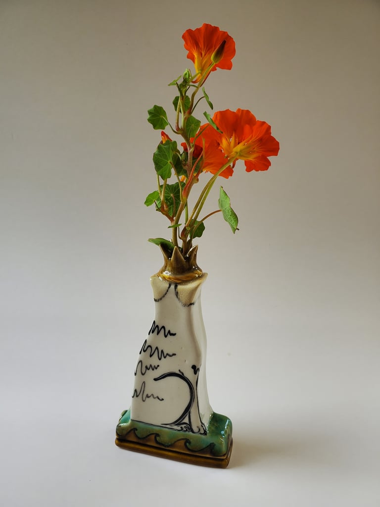 Fawn and white moggy bud vase Image 5