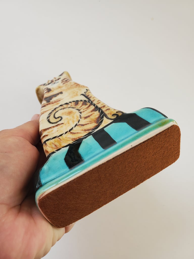 Tabby moggy bud vase Image 5