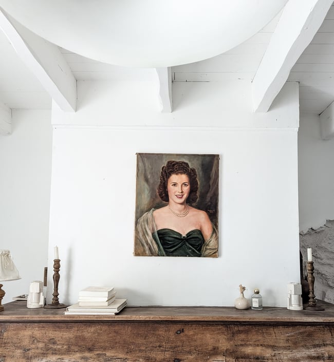 Huile sur toile. L’Élégante au collier de perles 