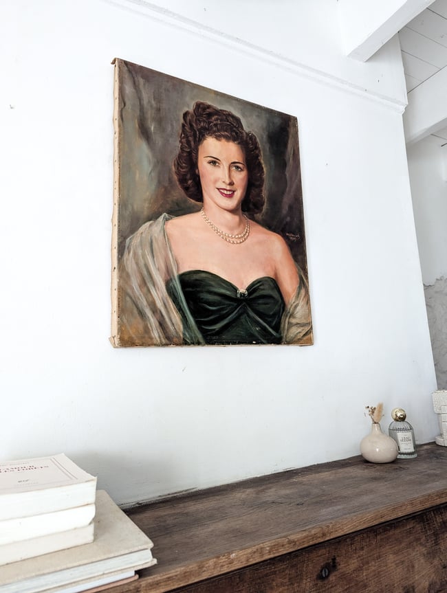 Huile sur toile. L’Élégante au collier de perles 