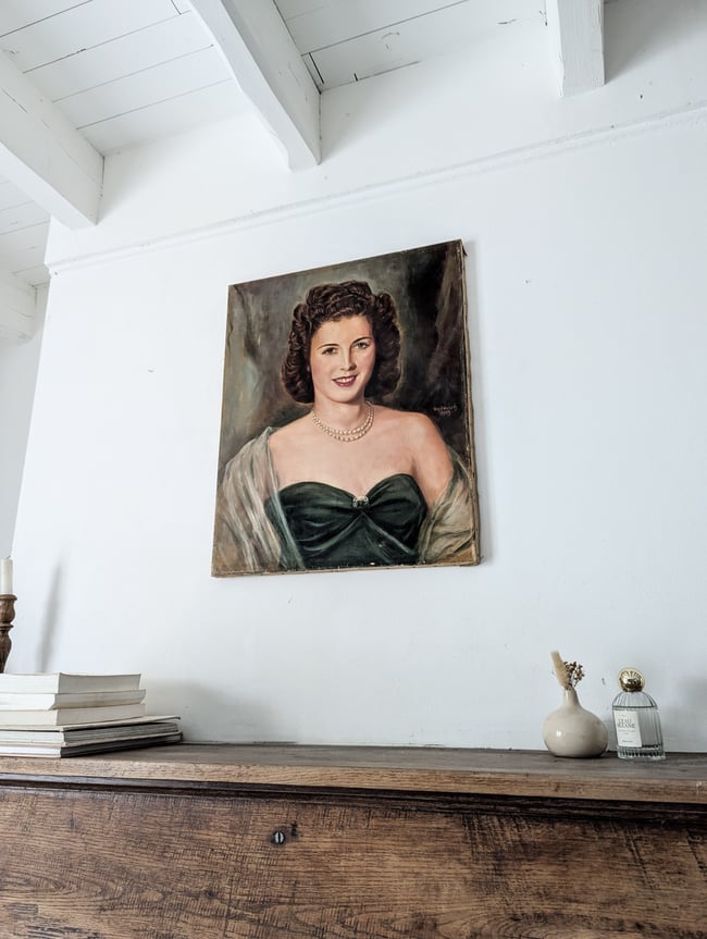 Huile sur toile. L’Élégante au collier de perles 